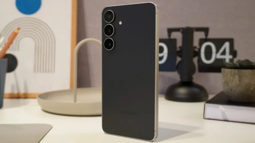 Вышел Samsung Galaxy S25 FE. Это главный конкурент iPhone 16e